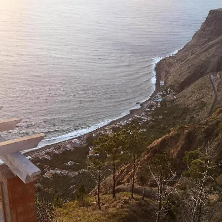 2 Bedrooms With Sea View Enclosed Garden And Wifi At Lombo Do Doutor 4 Km Away From The *